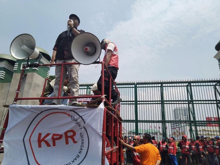 Organisasi Buruh dan Mahasiswa Ngeluruk ke DPR RI, Ada Apa ?