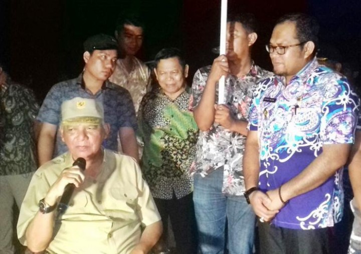 Diguyur Hujan, Gubernur Awang Tetap Lanjut Tinjau Pelabuhan Kenyamukan