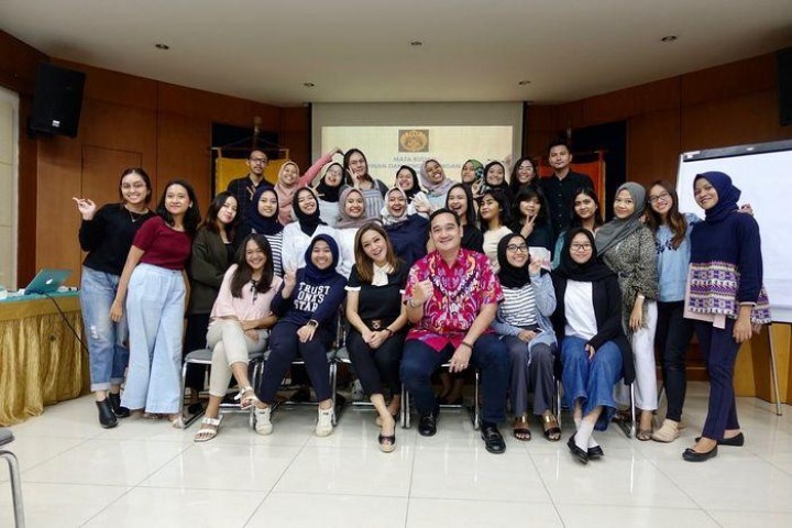 Jadi Dosen di UI, Maia Estianty Langsung Banjir Pujian! Intip Gaya Kecenya Saat Mengajar