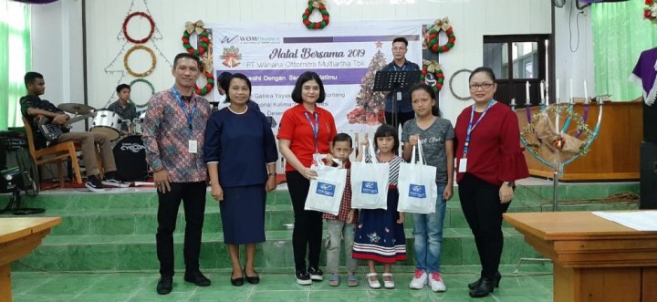 WOM Finance Bagikan Hadiah Natal kepada Murid Sekolah Galilea Yayasan Zebaoth