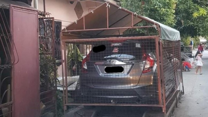 Gaya Baru Parkir Pinggir Jalan: Mobil Dimasukin ke Kandang