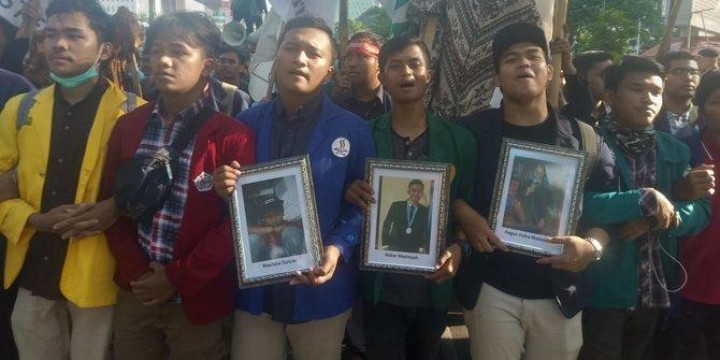 Gelar Unjuk Rasa, BEM SI Bawa Foto Korban Tewas Saat Demonstrasi