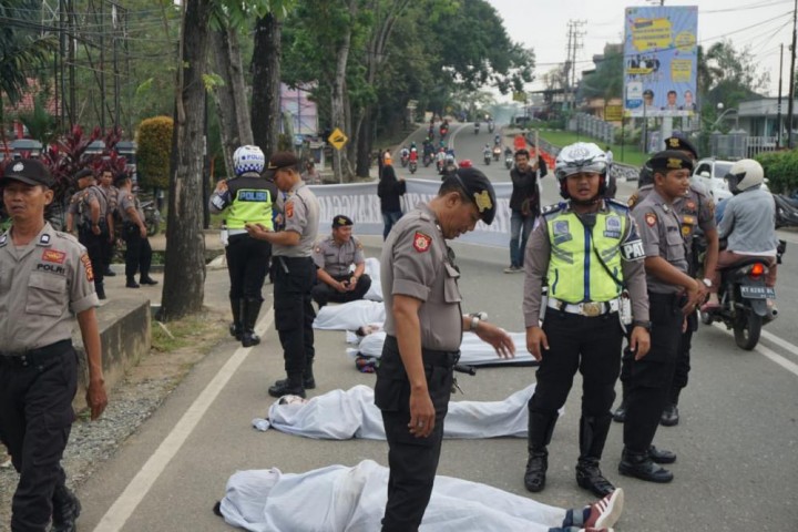 Hari HAM Sedunia, Aksi Kamisan Kaltim Gelar Teatrikal di Depan Kakanwil Menkum dan HAM