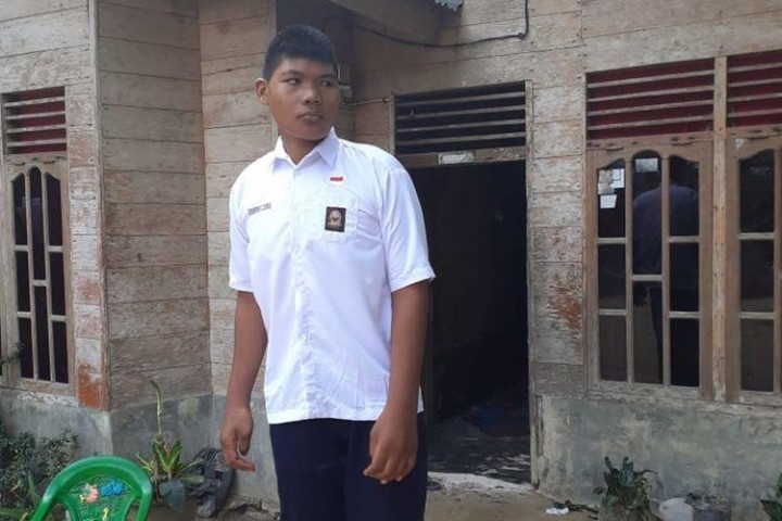 Ini Dia Remaja 16 Tahun Bertinggi 2,6 Meter, Kusen Pintu Terpaksa Dibongkar