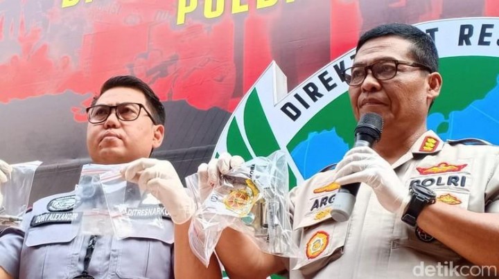 Umar Kei Buang Senjata ke Lemari Saat Digerebek Pesta Sabu di Hotel
