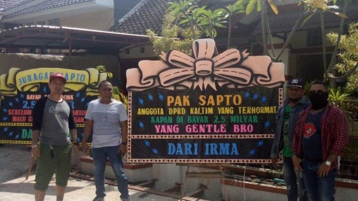 Rumah Anggota Dewan Kaltim Dihadiahi Karangan Bunga Tagih Utang Rp 2,5 Miliar