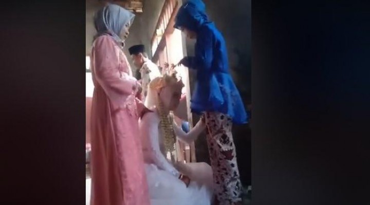 Adik Menikah dengan Mantan Kakaknya, Menangis di Kakinya