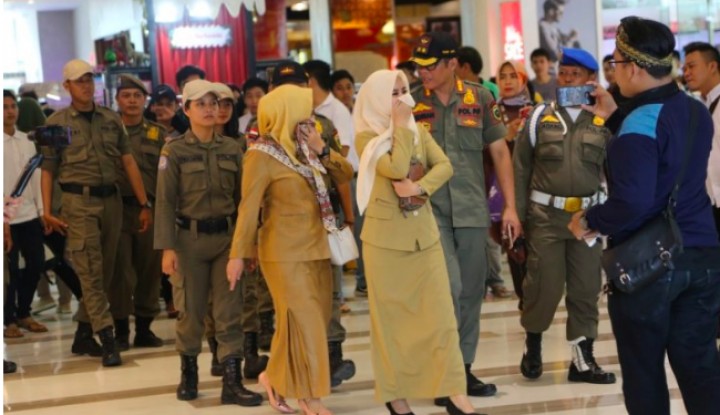 Seru! Puluhan PNS Bolos Lari Kocar-Kacir Dikejar Satpol PP di Mal