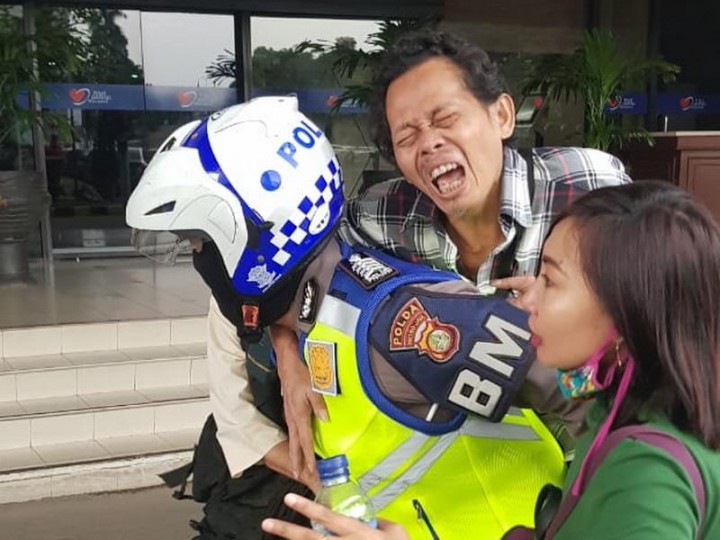Polantas Gendong Penumpang Busway Tuai Pujian