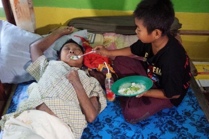 Kisah Gunadiono, Bocah Kelas 5 SD Dua Tahun Rawat Ibu yang Stroke
