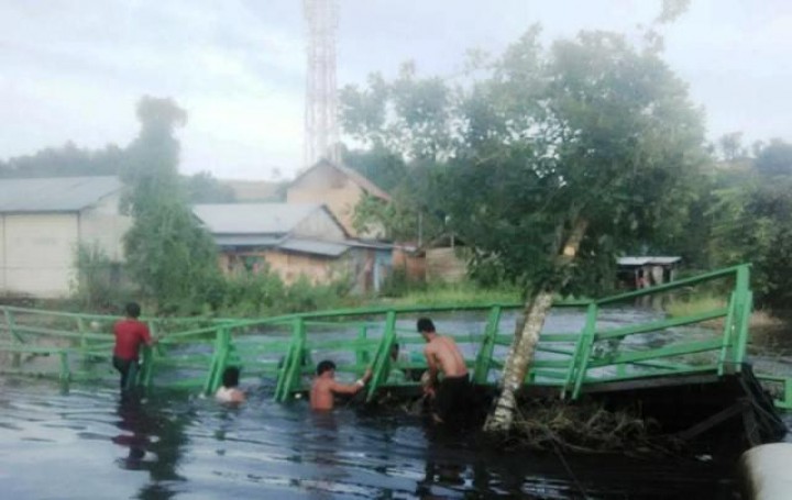 Jembatan Runtuh, Aktivitas Warga Nyaris Lumpuh