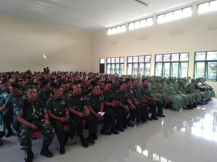Batasi Medsos, Dandim Kuningan Minta Istri TNI Gunakan HP Jadul