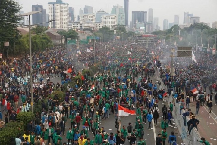 Warga Bantu Mahasiswa Kabur dari Serangan Gas Air Mata