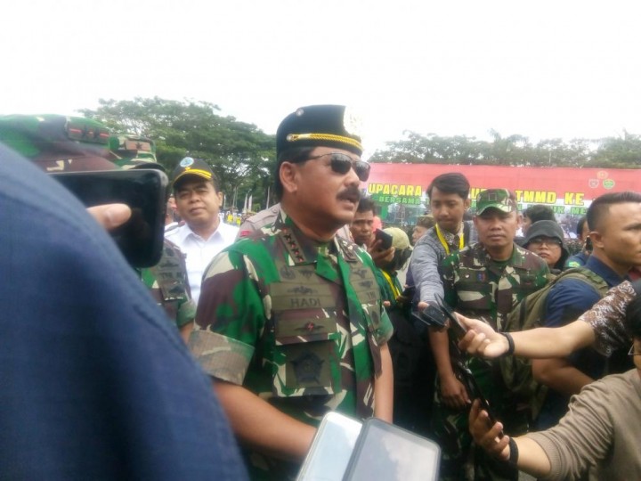 Aksi 10 Penerjun Payung di GOR Madya Sempaja, Tutup Kunjungan Panglima TNI Marsekal Hadi Tjahjanto 