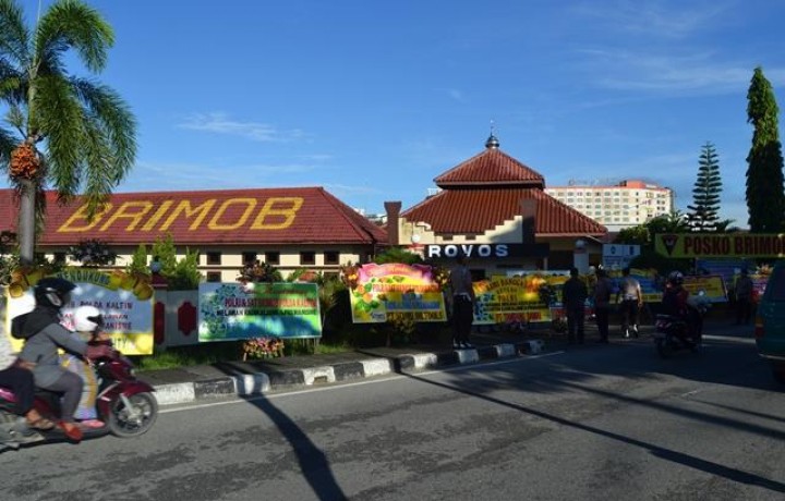Mako Brimob Polda Kaltim Kebanjiran Karangan Bunga dari Warga