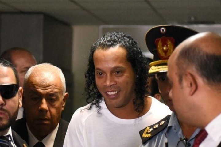 Hidup Ronaldinho yang Memudar: Utang Menggunung hingga Ditangkap karena Pemalsuan Paspor 