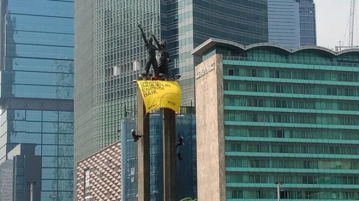 Greenpeace Pasang Spanduk di Bundaran HI, Polisi Minta 6 Pemanjat Turun