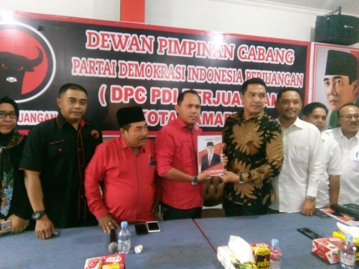 Andi Harun Kembalikan Dokumen Pendaftaran ke Tim Penjaringan PDI P Samarinda
