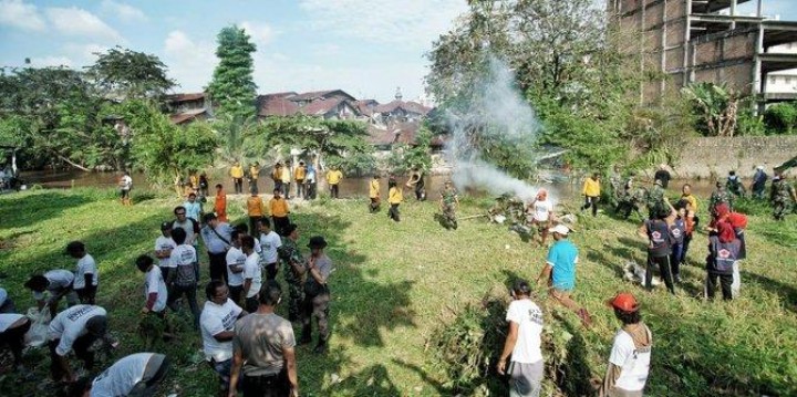Terjaring Razia, 20 Preman di Medan Dihukum Bersihkan Sungai