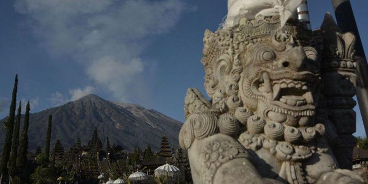 Gunung Agung Erupsi, Lava Pijar Hingga 1 Kilometer