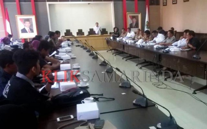 Warga Desak Gubernur Batalkan Rencana Pembangunan Pabrik Semen