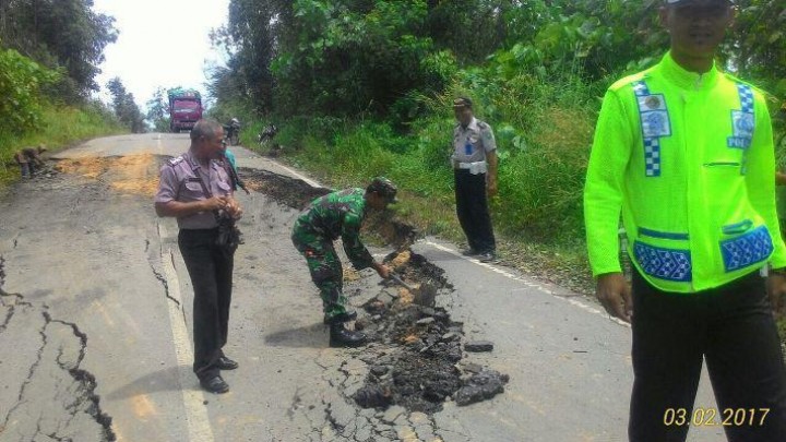 Hujan Deras, Jalan Poros Kutim-Bengalon Amblas
