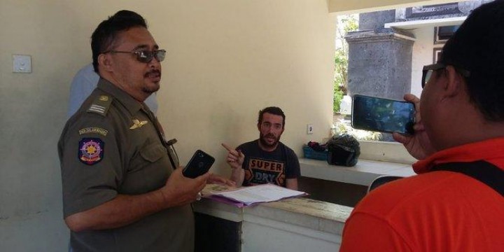Kabur usai Makan di Warung, Bule Australia Diamankan Petugas Satpol PP di Badung