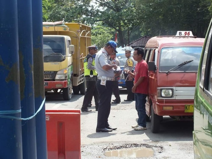 Pendapatan Menurun, Administrasi Terabaikan, Ratusan Angkot Gantung Kunci