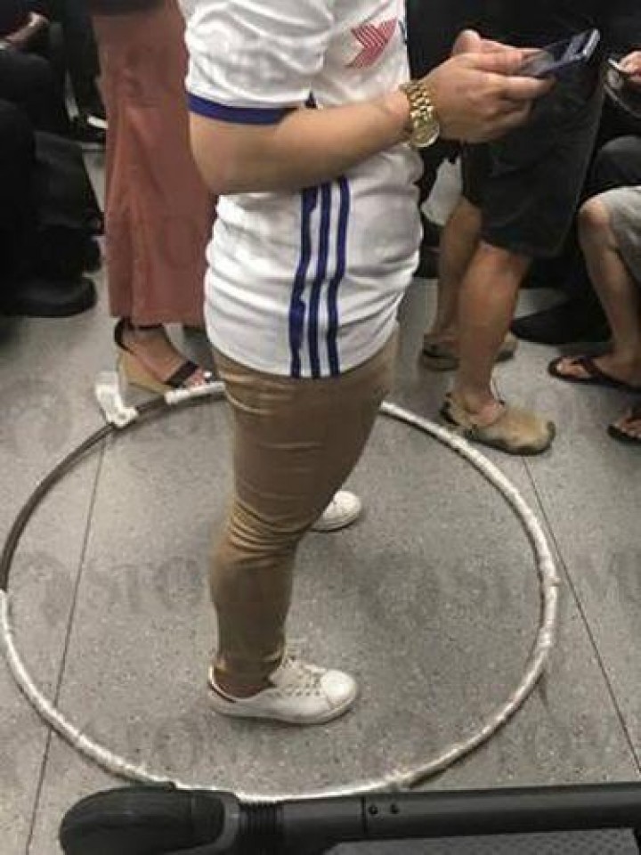 Viral, Foto Wanita Bawa Hula Hoop di MRT Agar Tak Disenggol Penumpang Lain