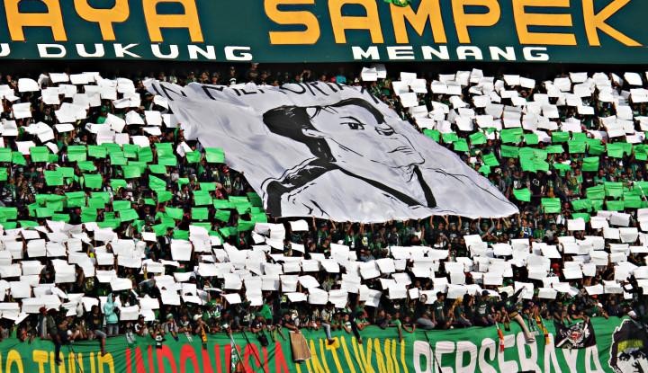 Kalah dari PSS Sleman, Bonek Masuk ke Lapangan Bakar Papan Skor