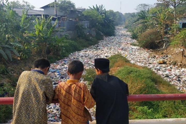 Cerita Warga Bantaran Susah Tidur karena Tumpukan Sampah di Kali Jambe Bekasi
