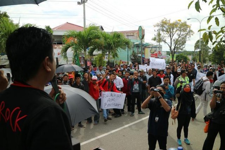 Gelar Aksi, Ratusan Warga Tolak Kenaikan Tarif PDAM