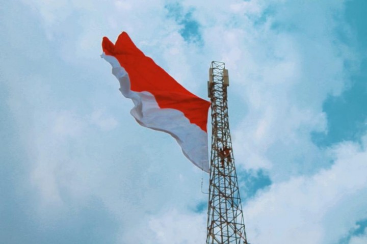 Peringati HUT RI ke-74, Mata Angin Bengalon Kibarkan Merah Putih Raksasa
