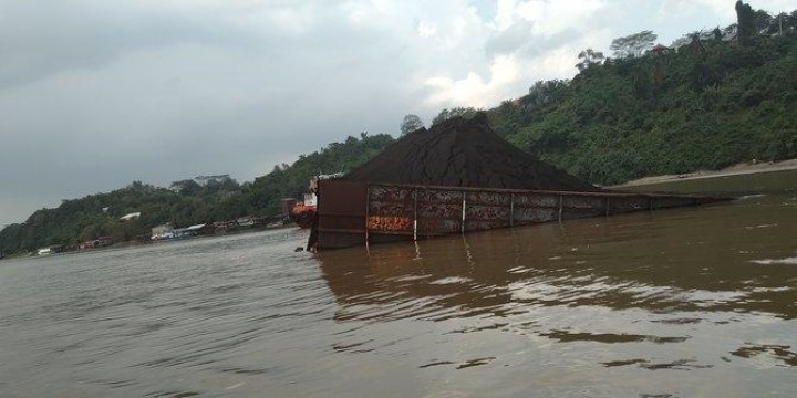 Akibat Tongkang Bocor, Batu Bara Tumpah dan Cemari Sungai Mahakam Samarinda