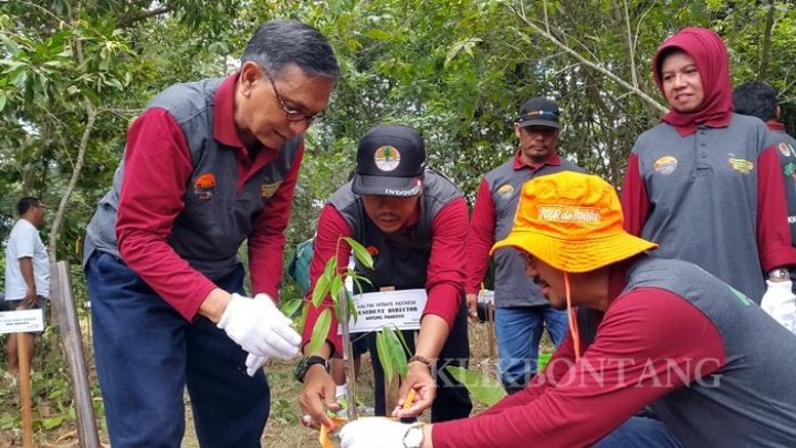 Wujudkan Bontang Green City, PT KNI Salurkan 2200 Bibit Pohon
