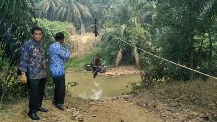 Jembatan â??Flying Fox Motor' di Riau Sudah 20 Tahun Beroperasi