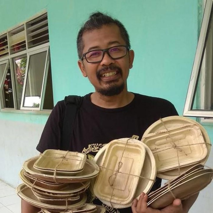 Warga Sumsel Ubah Pelepah Pinang Jadi Piring-Kotak Nasi Gantikan Plastik 