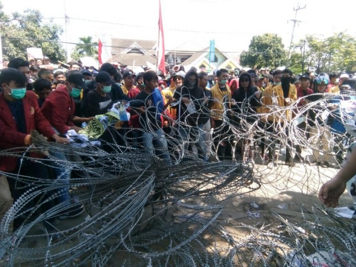 Massa Mahasiswa Desak Masuk Kantor Dewan Kaltim Bersama Siswa Pelajar