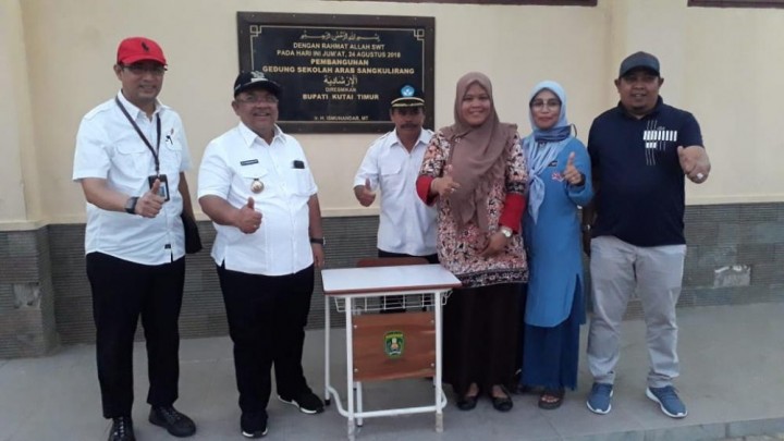 Pemkab Sumbang Kursi dan Meja ke Sekolah Arab Sangkulirang