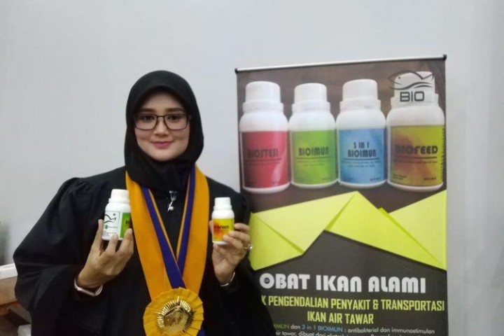 Usia 39 Tahun, Esti Jadi Profesor Termuda di Unmul, Ciptakan 4 Produk Obat Ikan dari Tanaman Lokal K