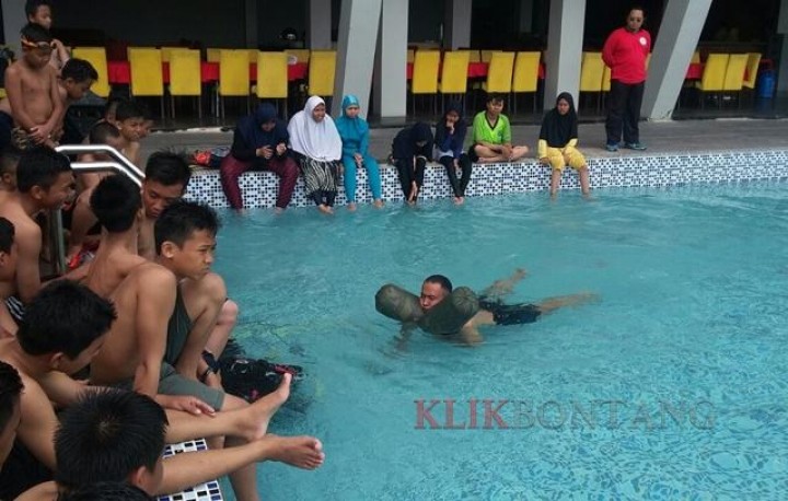 Ternyata Celana Panjang Bisa jadi Pelampung Buatan saat Darurat