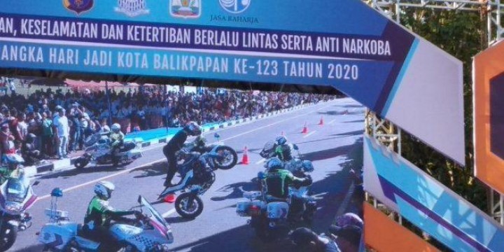 Kurangi Angka Kecelakaan, Polda Kaltim Gelar Jalan Sehat Tertib Lalu Lintas 