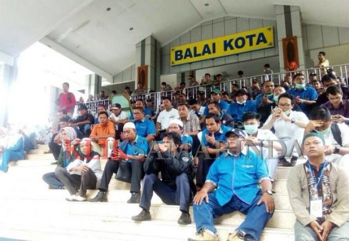 Demo Meminta Keadilan di Balaikota Samarinda, Warga Baca Surat Yassin