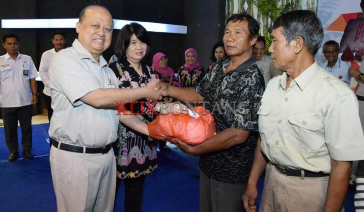 Pupuk Kaltim Salurkan Bantuan 2.750 Paket Sembako bagi Warga Bufferzone 
