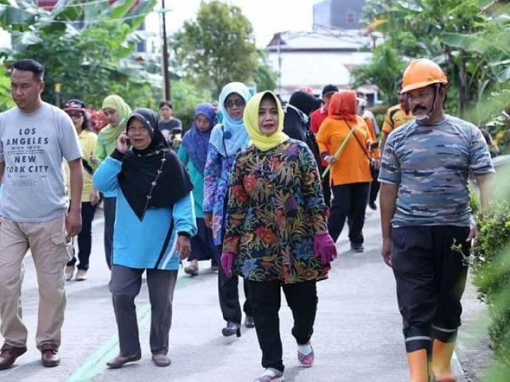 Kurangi Sampah Plastik, 3.500 Botol Minum Dibagikan ke Pegawai