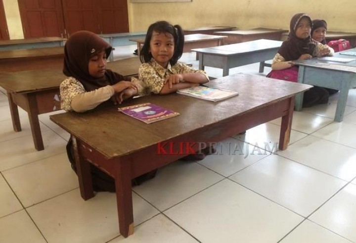Kekurangan Mebeler, Murid SD Penajam Duduk di Lantai 
