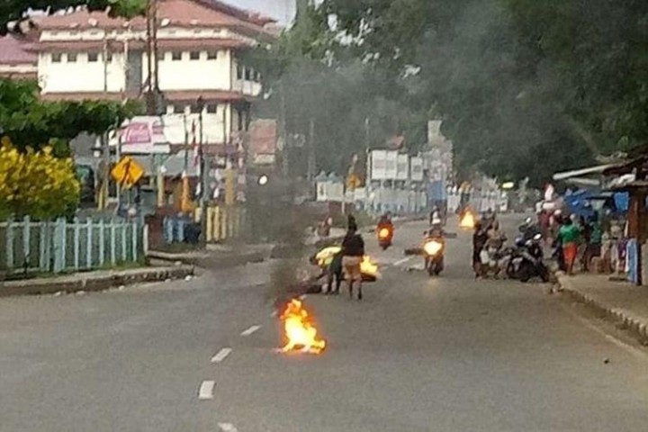 Pertemuan dengan Pendemo Diwarnai Kerusuhan, Pangdam dan Kapolda Dievakuasi  
