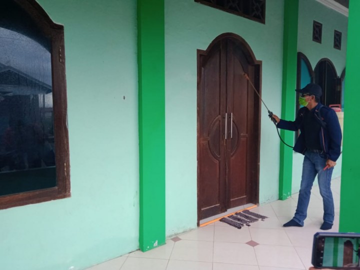 Aksi Peduli Pandemi Virus COVID-19, Bakhtiar Lakukan Penyemprotan Desinfektan, Harapannya Ada Penyemprotan Serentak di Bontang