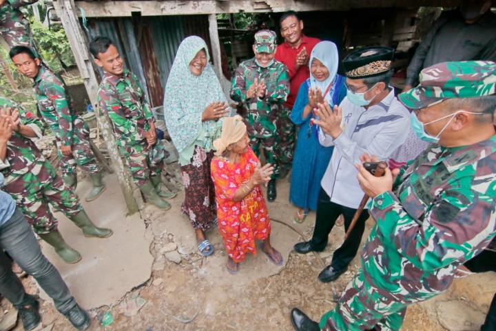 Dandim Sujarnawa Temani Wawali Kunjungi Bedah Rumah TMMD