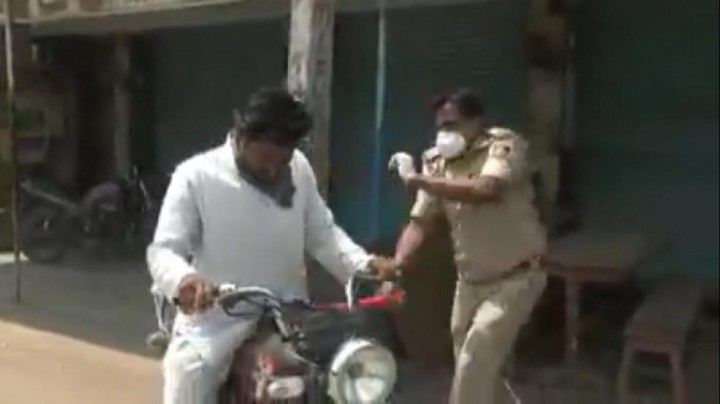 Keras! Polisi India Pukuli Pemotor yang Keluar Saat Lockdown